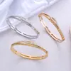 Nova Moda Nicho Bracelete de Mástique Diamante em Formato de Lábio Padrão Grande Muralha Padrão Vazado Embossado Bracelete de Aço Inoxidável
