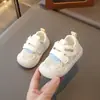 Zapatos de Caminar Calados para Niños 2025 Verano Nuevo Estilo Mallas Finas para Niñas Zapatos Planos de Malla para Bebés Suela Suave