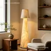 Sofá de sala de estar de mediados de siglo moderno con lámpara de pie de diseño creativo, estudio estilo Zen, dormitorio, sala de té y lámpara decorativa de mesa
