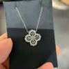 Collar Bucle Hairei Serie Jardín Trébol de Cuatro Hojas Diamante Blanco Diamante Azul Diamante Completo V Oro Versión de Precisión CNC Venta Directa de Fábrica