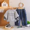 Conjunto de Roupa de Outono para Meninos, Conjunto Elegante de Duas Peças com Moletom de Manga Longa Estilo Coreano para Bebês na Primavera/Outono, Atacado de Roupas para Bebês e Crianças