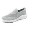 Tênis Casuais Slip-On 2025 Novo Malha Fly-Knit Respirável Sapatos Preguiçosos Confortáveis Versáteis Tendência Sapatos Baixos Atacado
