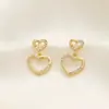 Brincos de Coração com Diamantes Brilhantes Novo Estilo, Elegantes e de Alto Padrão, Luxo Leve, Brincos Exclusivos de Nicho para Mulheres, Brincos de Tarraxa Modernos e Versáteis