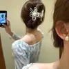 Presilha de Cabelo Exclusiva Flor de Pérola Feita à Mão com Acabamento de Luxo, Adequada para Coques e Penteados Semi-Presos, Acessório de Cabelo