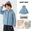 Jaqueta de inverno masculina estilo europeu, forrada com fleece e espessa para aquecer, nova coleção 2026 de roupas infantis, roupas de inverno para crianças e bebês