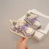 Tênis Respirável de Malha para Meninas 2026 Novo Estilo de Primavera Tênis para Escola Primária Versátil Casual Sola Grossa Sapatos Brancos Infantis