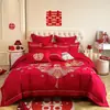 Juego de boda de cuatro piezas de alta gama en color rojo brillante estilo chino con bordado de dragón y fénix, juego de ropa de cama de algodón para la boda para el nuevo hogar