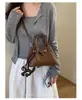 Bolso tejido para mujer, nueva moda de otoño 2026, súper popular, exquisito, adecuado para ir al trabajo, bolso tipo cubo para llevar al hombro y cruzado
