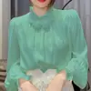 Camisa casual versátil con diseño floral de satén para mujer, nuevo estilo primavera 2025, rejuvenecedora, corte holgado, top de manga larga para usar como prenda exterior