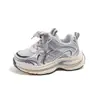Tênis esportivos 2026 para meninas, tênis de corrida para estudantes, novos tênis tipo "dad shoes" de malha para primavera e outono infantis, sola macia, antiderrapante, design de peça única