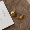 Pendientes de Aro Casuales Dorados Mate Cepillados en Forma de C, Pendientes Geométricos Anchos Esmerilados de Moda Personalizados, Pendientes de Diseño Nicho