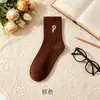 Meias femininas outono e inverno meias de algodão letra P fabricantes atacado casual Coringa cor sólida listrado moderno meias esportivas em Zhuji