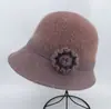 Chapéu de Balde de Tricô com Pelo de Coelho Quente Outono Inverno Chapéu para Mãe de Meia-Idade e Idosa Mulher Decoração de Flores Chapéu de Pescador à Prova de Vento Venda por Atacado