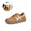 Zapatillas blancas de cuero genuino para mujer, nuevas de otoño 2026, zapatillas vintage que aumentan la altura, zapatos casuales versátiles, zapatos deportivos adelgazantes para mujer
