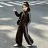 2026 Novo Conjunto Esportivo Listrado Doce e Descolado para Meninas Primavera e Outono para Crianças de Tamanho Médio e Grande Cardigã com Zíper Calça de Pernas Largas Conjunto de Duas Peças