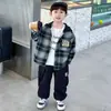 Conjunto de Ropa para Niños, un Conjunto de Atuendos de Primavera, Nuevo Estilo 2026, Estilo Coreano, Conjunto de Tres Piezas de Ropa de Trabajo Guapo y Elegante para Niños Pequeños