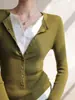 Qiaomi STUDIO Rojo Cuello en V Manga Larga Falso Dos Piezas Suéter de Punto para Mujer Otoño/Invierno 2026 Adelgazante Favorecedor Top