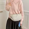 Venta al por mayor transfronteriza de bolsos cruzados de color liso para mujer, con un diseño simple, moderno y a la moda, fabricados con materiales impermeables y resistentes al desgaste, adecuados para el uso casual como bolso de pecho o riñonera.