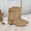 Botas apiladas de estilo coreano con hebilla de cinturón para mujer, botas cortas de moda 2026 para otoño e invierno soleado que aumentan la altura, con punta fina y remaches