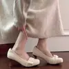 Zapatos de tacón bajo poco profundos de punta redonda con lazo estilo francés para mujer, nuevo modelo primavera 2026, tacón fino, delicados y elegantes, adecuados para ir al trabajo, zapatos de tacón alto