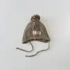 Chapéu de Bebê Coreano Yipan Estilo Inverno Logo de Letra Bola Colorida Chapéu de Tricô para Meninos e Meninas Chapéu Quente com Proteção para Orelhas