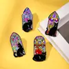 Insignia Temática Gato Negro Susurrando bajo el Vitral, Broche Creativo Personalizado de Animal Gato Lindo Accesorio para Ropa