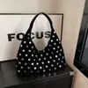 Bolsa Feminina de Nicho Transfronteiriça para o Dia a Dia Novo Modelo 2025 Estilo Motociclista Gótico Bolsa de Ombro com Rebites Grande Capacidade Elegante Bolsa Saco