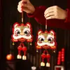 Decoraciones de Año Nuevo para el Año del Caballo, incluyendo amuletos de la suerte, campanas y adornos de danza del león, para escenas festivas en la sala de estar, versión vietnamita