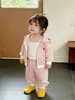 Doce e Estiloso Conjunto de Roupa para Bebê Menina Primavera e Outono Nova Blusa de Moletom com Capuz Listrada da Moda e Calça Casual Conjunto de Duas Peças