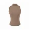 Este conjunto elegante e sedutor apresenta um design que abraça o corpo, acentuando suas curvas.. É um conjunto de três peças para mulheres, perfeito para o outono, composto por um top de tricô com gola alta parcial, uma saia de comprimento médio e um cardigã.