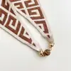 Bufanda Gruesa de Lana Tejida en Blanco y Negro para Mujer, Otoño e Invierno, Hebilla Magnética, Bufanda Triangular de Seda para Proteger el Cuello de Madres de Mediana Edad y Mayores