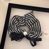 Elegante estilo Chanel preto e branco listrado lã grossa fio preto dourado malha laço preto fita pérola faixa de cabelo corda de cabelo