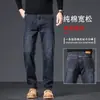 Pantalones de mezclilla de alta gama en color gris humo, pantalones rectos de corte holgado para hombre, colección otoño/invierno 2026, pantalones largos casuales para hombres de mediana edad, con forro polar