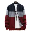 Nuevo Suéter Holgado de Punto con Cremallera y Cuello Redondo para Hombre Otoño e Invierno 2026 Cardigan Casual Grueso de Punto con Forro de Felpa