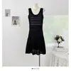 Vestido tejido de punto sin mangas con cuello en U hueco estilo coreano para mujer, nuevo modelo de verano 2026, color liso, simple, vestido línea A que reduce la edad