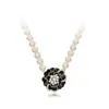 Collar de Perlas de Imitación Camelia Lujo Ligero Sentido de Diseño Nicho Nuevo Estilo 2025 Cadena para el Cuello Cadena para la Clavícula de Viento Frío de Verano para Mujeres