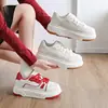 Sapatos Brancos de Sola Grossa 2026 Nova Coleção de Primavera Sapatos Femininos que Aumentam a Altura Plataforma Versátil Couro Macio Sapatos de Uma Sola Tênis Casuais Vermelhos