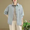 Foto real da nova camisa feminina de manga comprida 2026, top estiloso de moda plus size feminina, jaqueta camisa estilo Hong Kong