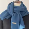 Bufanda Larga Nueva Coreana de Gama Alta Gruesa Cálida con Etiqueta Metálica Otoño e Invierno Bufanda de Lana Tejida de Color Sólido para Mujer