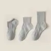 Meias de quatro estações cuidadosamente selecionadas em preto, branco e cinza, meias esportivas, meias curtas anti-odor para estudantes, de algodão, para homens e mulheres, na altura da panturrilha, algodão de Xinjiang, meias longas