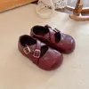 Ins Zapatos pequeños de cuero estilo francés 2026 primavera y otoño nuevos versión coreana para niñas con tira cruzada zapatos de princesa suela blanda zapatos de moda