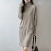 Vestido de Tricô Gola Alta 100% Lã Novo Outono/Inverno 2026 Manga Longa Feminino Cor Sólida Solto Bolso Duplo Comprimento Médio