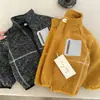 Jaqueta Lisa Infantil 2026 Outono/Inverno Novo Estilo para Meninos e Meninas Crianças Pequenas e Médias Zíper Gola Alta Tendência Top Cardigan de Bebê Estiloso