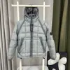 CP Empresa Transfronteiriça: Uma coleção de roupas de algodão com bolsos icônicos de lente transparente, incorporando um estilo americano de streetwear, workwear e funcional.