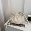 Bolsa balde de design de nicho transfronteiriça para mulheres, nova moda outono 2026 estilo coreano bolsa de ombro e transversal tendência