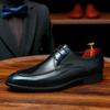 Sapatos de couro formais dos homens britânicos apontados brilhantes noivo sapatos de casamento feitos à mão couro brilhante patente couro high-end Blue Business Sapatos dos homens