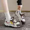 Zapatillas deportivas de malla, zapatillas de papá de suela gruesa para mujer, nuevas versátiles transpirables de moda 2026 casual para aumentar la altura para correr en beige-marrón