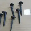 Clavos de ferrocarril hechos a mano para minería son fáciles de instalar, tienen una fuerte resiliencia general y no son propensos a aflojarse ni a desplazarse.