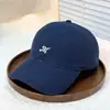 Boné de Baseball Macio Novo para Primavera e Verão 2025 Feminino Estilo Coreano Masculino e Feminino Marca Fashion M Bordado Mostrando Rosto Pequeno