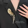 Broche com Franja de Pérolas e Pena Dourada, Design de Nicho de Luxo Leve de Alta Qualidade, Acessório para Blazer, Lapela, Broche para Suéter